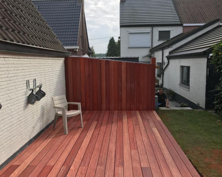 Aanleg terras en wand in padouk, blind gemonteerd