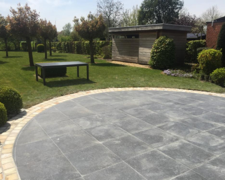 Aanleg terras in imitatie-basalt keramiek 60x60